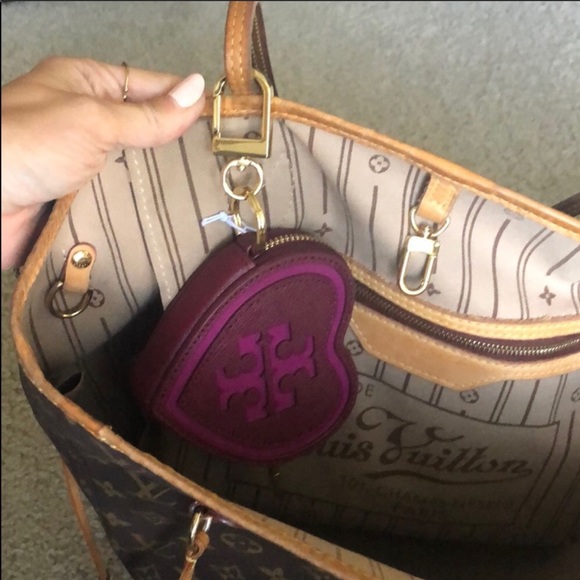 Tory Burch AirPods Case Holder Pouch Keychain - Picture 5 of 8